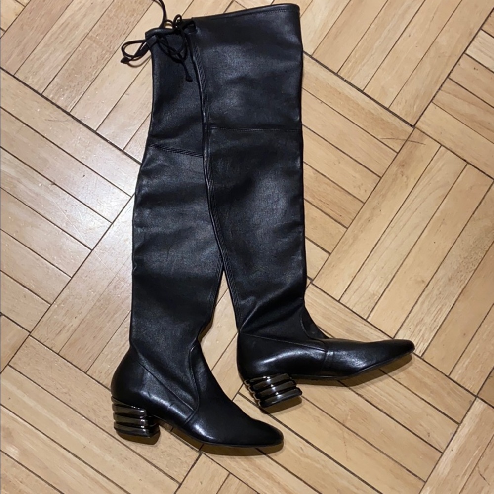 🆕 Stuart Weitzman Genna leather boots